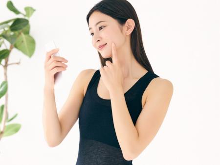 モデル・涼那、「AND FLOW」リカバリーサンダル・表情