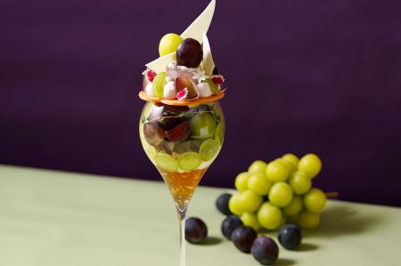 “食べるアート“で味わう秋！「シャインマスカット＆巨