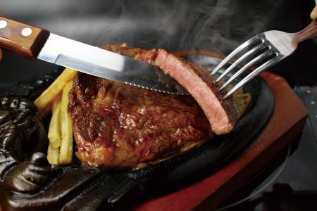 ステーキハウス ブロンコビリーで大人気の、赤身と脂