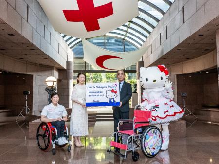 日本赤十字社へサンリオキャラクターデザインの車いす