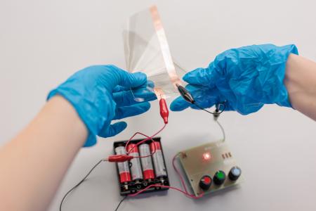 折り曲げても通電する透明導電膜技術、8月21日・utf-8