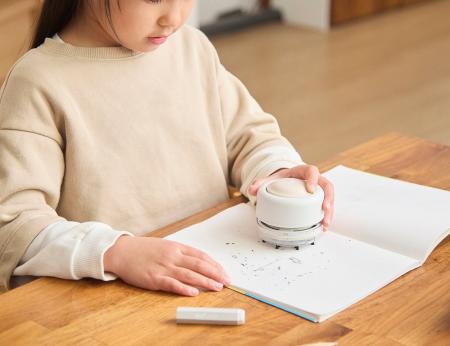ONEプッシュでラクラクお掃除！「卓上クリーナーPUSH