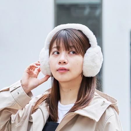 2つに分けて使える話題のシェアカイロを、イヤマフに