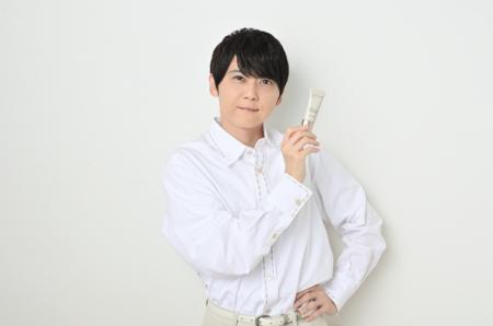 声優 梶裕貴さんが美容液ファンデーション「薬用クリ