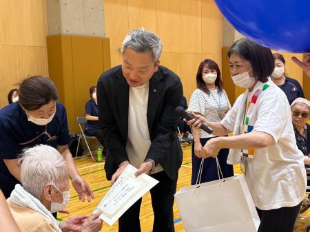 【開催報告】特養入居者が競う！奉優会が風船バレー大