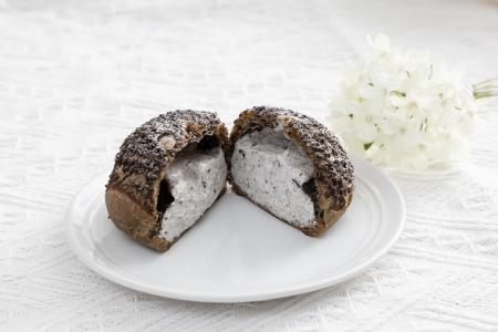 クッキーをのせたザクッと食感のシュー生地が特長！「