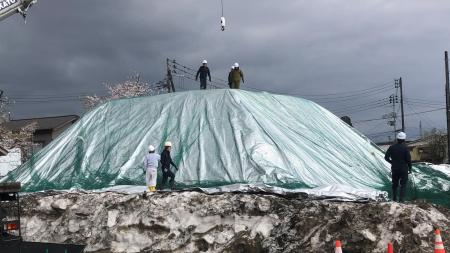 屋外雪貯蔵用多層膜シートで南魚沼市役所の排雪活用検