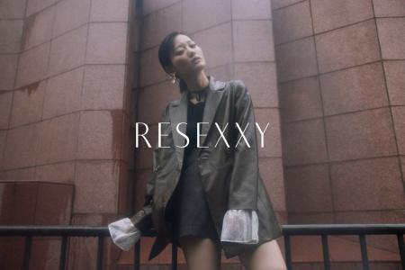 俳優・山下美月が纏う「RESEXXY(リゼクシー)」の“クー