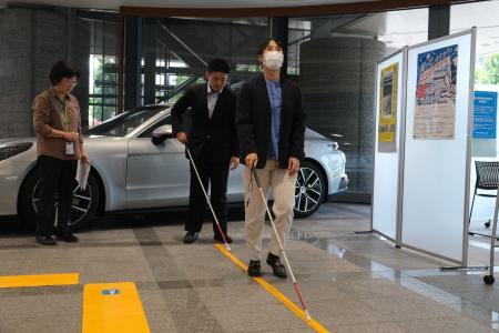 視覚障害者が迷いやすい「屋内歩行」。「歩導くんガイ