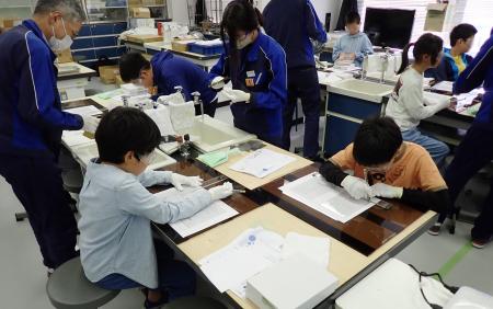 小中学生向けにガラスに親しむ講座を開催