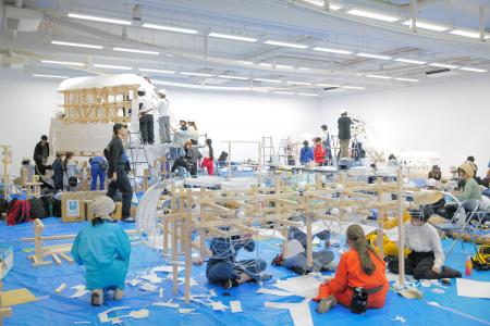 白く輝く“巨大ねぶた”に700人が挑んだ、共創・実践型