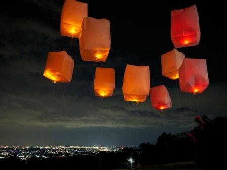 名古屋から1時間、湯の山温泉の夜空に放つランタン「