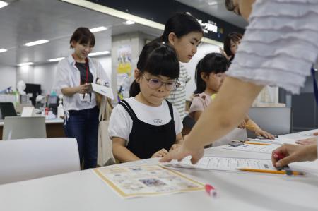 夏休みの親子が“市役所で一日過ごすイベント”「市役所