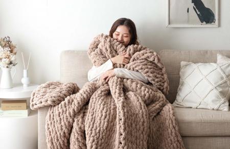 海外のSNS発トレンド “チャンキーニット”ブランケット
