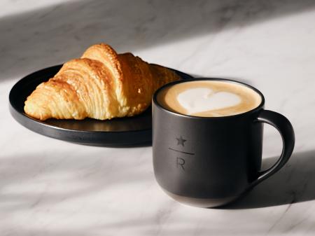 新しいスターバックスはラテとコルネッティでコーヒー