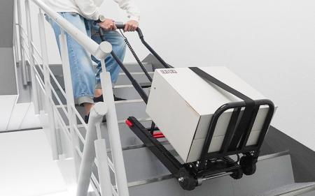 重い荷物も載せたまま階段を昇り降りができる軽量・ス