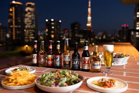 東京タワーを臨む都心の真ん中で、自由に巻いて、自由 東京タワーを臨む都心の真ん中で、自由に巻いて、自由