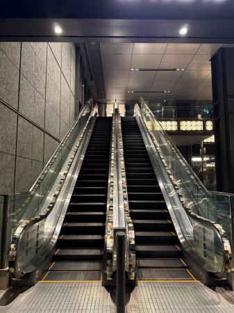 新丸ビルにエスカレーター事故防止機能付き「UDベルト