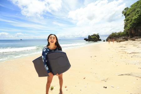 正和工業がプロボディボーダー西村優花選手とスポンサ 正和工業がプロボディボーダー西村優花選手とスポンサ