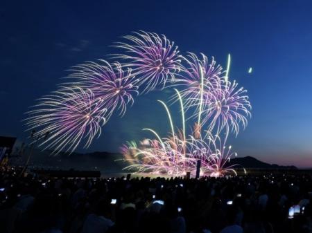 【和歌山マリーナシティ】秋の夜空を華麗に彩る花火シ 【和歌山マリーナシティ】秋の夜空を華麗に彩る花火シ