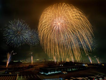 桜の季節のサーキットで奇跡の大輪2尺玉が打ち揚がる