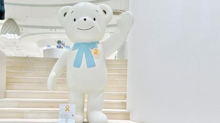ファミリアのファミちゃんがゴールドリボンのバッジを
