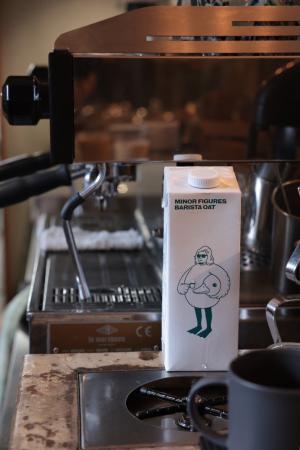 コーヒー文化と共に歩む英国発のオーツミルクブランド