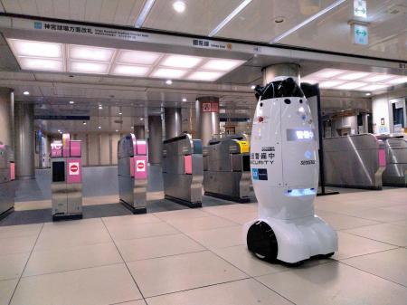 東京メトロ 銀座線 外苑前駅にて警備ロボット「SQ-2(