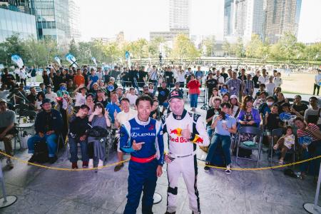 都市の空がサーキットに！“空飛ぶレース機”が大阪の街