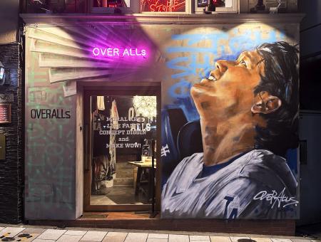 大谷の目にも涙?外苑前交差点に、空を仰ぐ姿が描かれ 大谷の目にも涙?外苑前交差点に、空を仰ぐ姿が描かれ