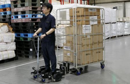 歩行負担を最大9割削減。低コストで搬送業務を自動化