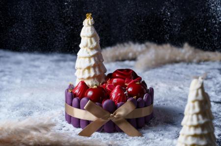 ホワイトツリーやオーナメントを飾ったケーキでutf-8