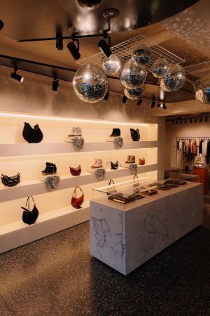 ISABEL MARANT、アイコニックな「BEKETT」復活を記念