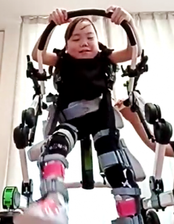 小学生YouTuber「りおなちゃん」、歩行支援ロボット「