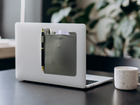 ノートPCにピタッ！スマートに小物を持ち運べる“utf-8