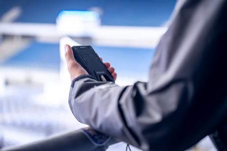 RIEDEL、超軽量の小型ワイヤレス・インターカム・ベル