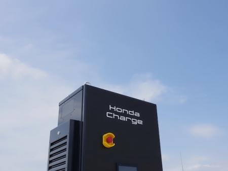 Honda Chargeの充電器　大きな特徴のひとつである...