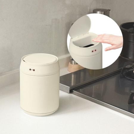 手をかざすだけパッとオープン、自動でクローズ料理中