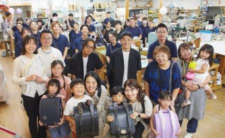 世界一、あたたかいランドセルの届け方。鞄工房山本が