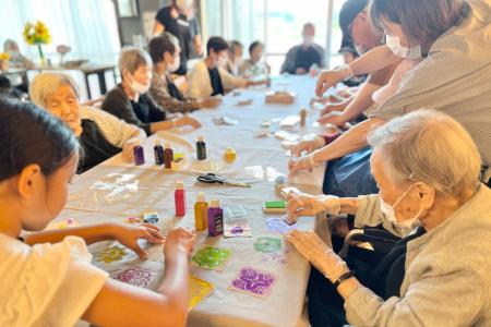 ものづくりでつながり輝く高齢者と子ども 丹緑会スタ ものづくりでつながり輝く高齢者と子ども 丹緑会スタ