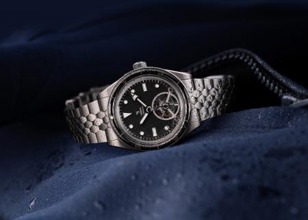 世界限定100本／プロ仕様の機能美×高級時計製造技術が