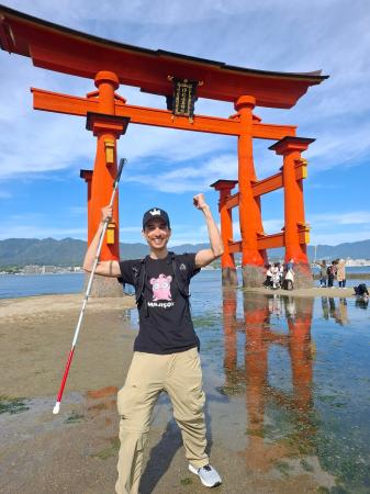 視覚障害を持つアメリカ人が徒歩で挑む計1400kmの日本