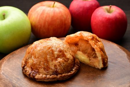 【 アップルパイとバウムクーヘンが奇跡の合体！】