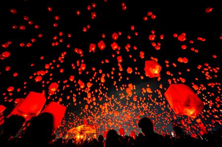 【神奈川・京都】4万4千個のスカイランタンが夜空に浮