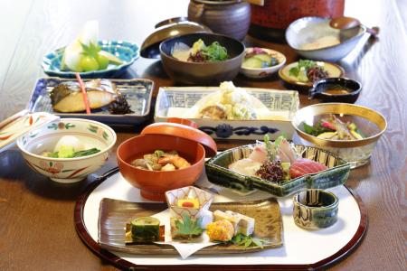 美観地区にある江戸時代の商家建築「料理旅館鶴utf-8