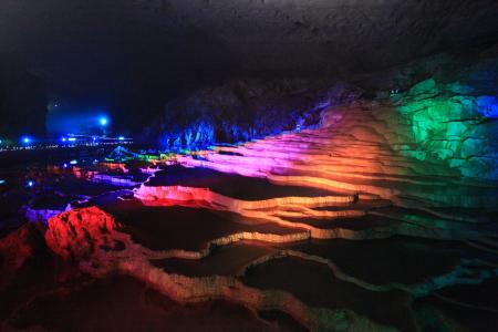 日本最大級の鍾乳洞が幻想的な光と音に包まれるutf-8