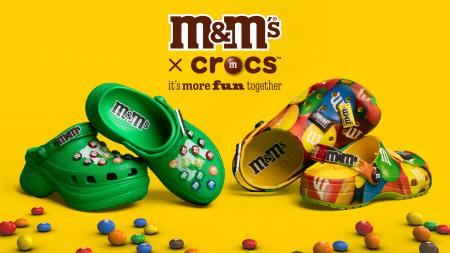 クロックス、『M&M’S(R)』との初コラボレーションコレ