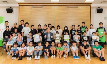 小学生が地元産の桃「あかつき」のジュースを使って、