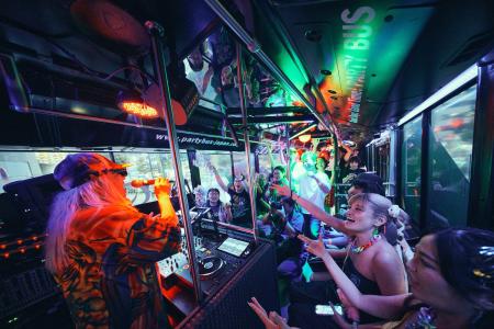 『DJ BUS TOKYO』｜“走るクラブ”で味わう新しい音楽体