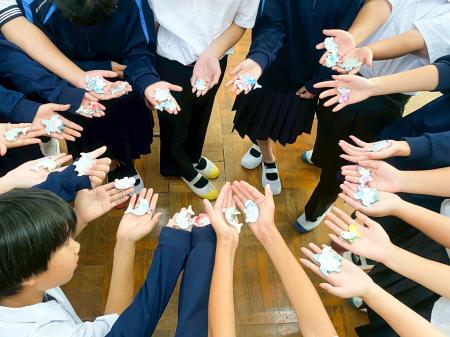 湊中学校の生徒がプラスチックごみをアップサイクル　